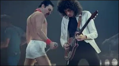 Avec l'anglais, quelle autre langue est chantée par Freddie sur la chanson "Teo Torriatte" ?
