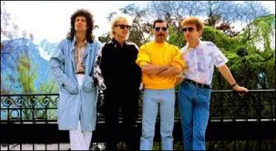 À qui Freddie a-t-il dédié la chanson "Delilah" ?