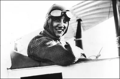 Adrienne Bolland a été formée dans la célèbre école d'aviation des frères Caudron.