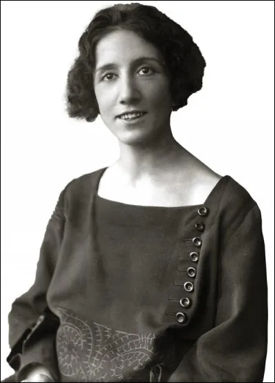 Quel était le grade militaire d'Adrienne Bolland ?