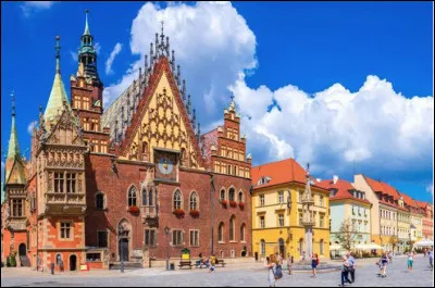 Quelle est cette ville polonaise traversée par le fleuve Oder, plus grand centre économique et administratif de Basse-Silésie ?