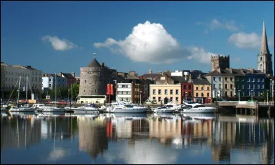 Quelle est cette ville irlandaise, capitale du comté du même nom, fondée par les vikings en 914, grand port, grand chantier naval et célèbre pour ses cristalleries ?