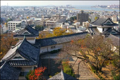 Quelle est cette ville japonaise, capitale de la préfecture du même nom connue pour ses aciéries ?