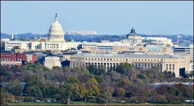 Quelle est cette ville américaine, capitale des États-Unis et ville indépendante, officiellement District de Columbia ?