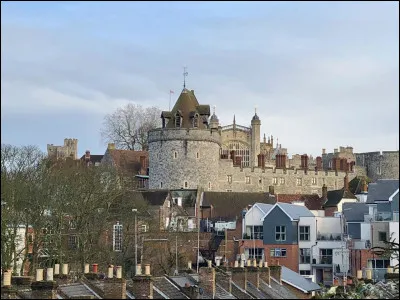 Quelle est cette ville du Royaume-Uni située sur la Tamise célèbre pour son château, un des lieux de résidence des souverains britanniques ?