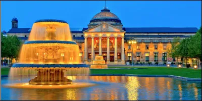 Quelle est cette ville allemande, capitale de la Hesse, une des plus anciennes villes thermales d'Europe ?