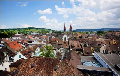 Quelle est cette ville suisse du canton de Zurich, grand centre d'industrie ferroviaire ?