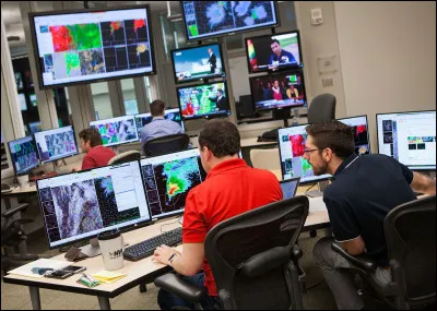 Maintenant, est-ce que tu as un travail ?