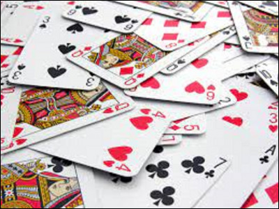 Quel jeu de société se pratique idéalement à quatre joueurs, répartis en deux équipes de deux avec un jeu de 32 cartes ?