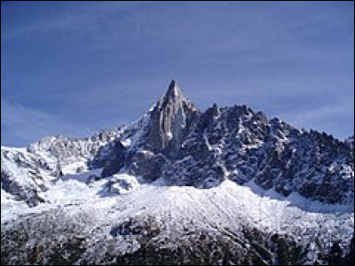 Le voyage commence en Haute-Savoie dans la région Auvergne- Rhône-Alpes, nous sommes devant une montagne, dans quels lieux sommes-nous ?