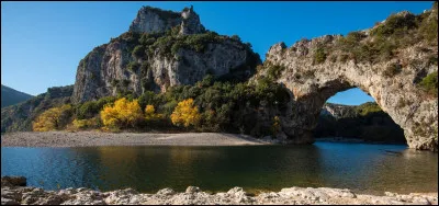 Poursuivons, nous sommes maintenant devant les Gorges de l'Ardèche dans le département de l'Ardèche mais les Gorges traversent 2 régions : lesquelles ?