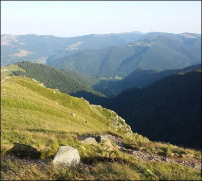 Restons au Grand Est mais cette fois-ci dans le département des Vosges, nous sommes sur un sommet qui sépare les régions historiques de la Lorraine et de l'Alsace situé sur la ligne des crêtes, comment se nomme-t-il ?