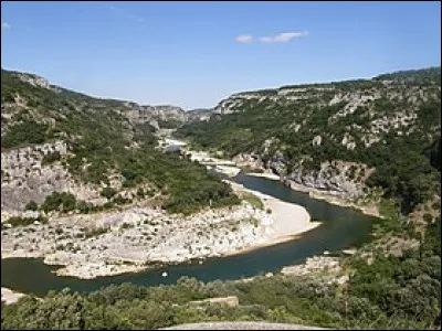 Notre voyage touche presque à sa fin, nous sommes dans la région de l'Occitanie au nord de Nîmes. Le paysage que vous regardez est celui des gorges du Gardon, la question est la suivante : Dans quel département sommes-nous ?