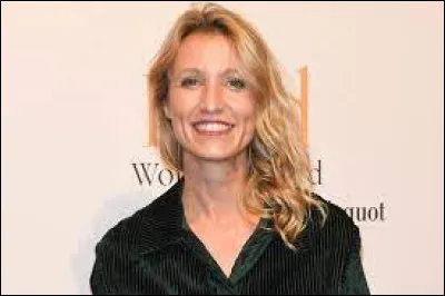 C'est une actrice française connue pour son personnage de Chouchou dans la série "Un gars, une fille". Il s'agit de...