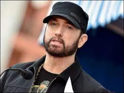 C'est un rappeur américain devenu une légende dans le milieu du rap. Il s'agit de...