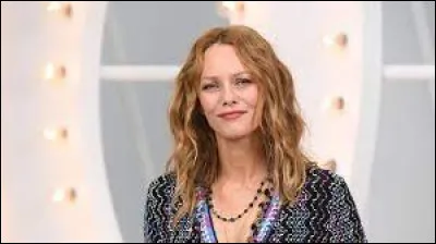 C'est une chanteuse et actrice française qui a démarré à 14 ans avec la chanson "Joe le taxi". Il s'agit de...