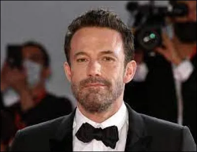 C'est un acteur américain qui a été en couple avec Jennifer Garner. Il s'agit de...