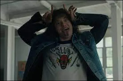 Eddie finit par jouer du Iron Maiden sur son mobil-home afin de divertir des monstres.