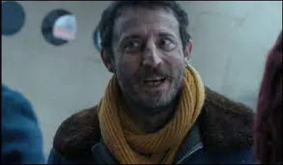 Yuri est un espion de l'Amérique envoyé en Russie afin d'aider Hopper à se libérer.