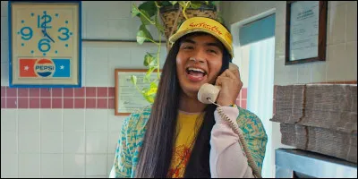 Cet homme recommande à 100% les pizzas à l'ananas.