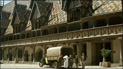 Dans quel film de Gérard Oury voit-on cette séquence tournée aux Hospices de Beaune ?