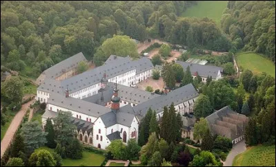 Lors de l'hiver 1985, les scènes intérieures d'un film ont été tournées au Kloster Eberbach, ancien monastère cistercien en Allemagne. Les extérieures ont été tournées près de Rome dans un décor reconstitué. Quel est ce film ?