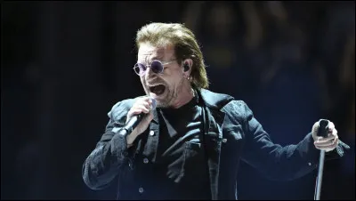 Ce chanteur et occasionnellement guitariste du groupe irlandais U2, c'est ...