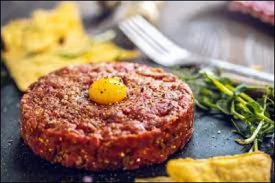 Plat n°3 : Voici un steak tartare.
Quelle est la particularité de ce plat ?