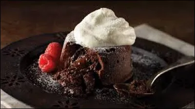 Dessert n°1 : Voici un fondant au chocolat.
Hormis la chantilly ou une boule de glace à la vanille, quel accompagnement trouve-t-on souvent ?