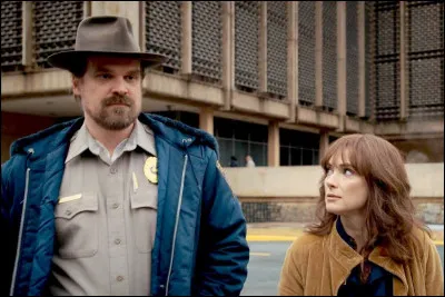 Joyce Byers et Jim Hopper vont-ils s'embrasser ?
