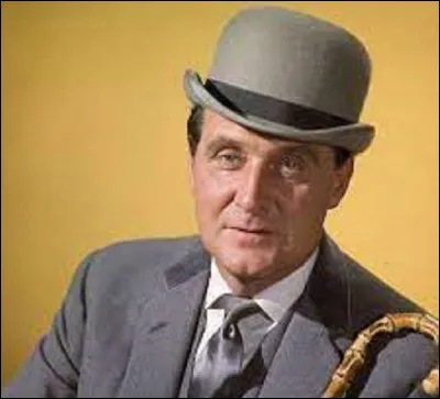 Quel est le nom de cet acteur principalement connu pour son rôle de John Steed dans la série télévisée britannique ''Chapeau melon et bottes de cuir'' ?