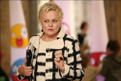 Muriel Robin, bourgeoise lgantissime, cherche dsesprment l'tage o est expos le peintre ?