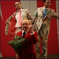 Habills tous deux de costumes faits de tissus d'ameublement  grosses fleurs, les artistes d'avant-garde posent eux-mmes sur un pidestal, ce sont ?