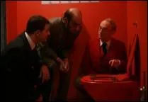 Dans les toilettes du muse, totalement d'avant-garde, murs et sanitaires du mme rouge vif, que dcouvre-t-on ?