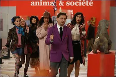 Qui est le guide qui explique savamment et comiquement 'que la ligne de perspective est trs dangereuse pour les humains' ?