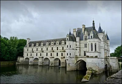 Dans quelle ville se trouve le château de Chenonceau ?