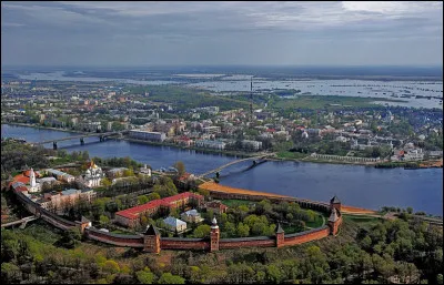 Quel est le nom de cette ville, la plus ancienne cité russe, située dans le nord ouest du pays, non loin de Saint-Pétersbourg ?