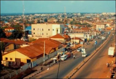 Dans quel pays la ville d'Ogbomosho, 300 000 habitants, se trouve-t-elle ?
