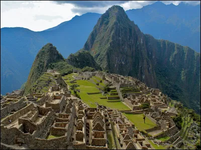 Cité perchée entre les montagnes des Andes, je suis la preuve de la puissance inca. C'est un Américain qui m'a découverte en 1911. Je suis composée de deux parties : l'une agricole et l'autre urbaine. Je suis...