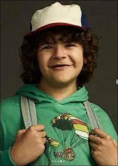 Comment Suzie surnomme-t-elle Dustin ?