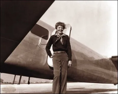 En 1922, Amélia Earhart atteint une hauteur de 4300 mètres d'altitude encore à l'époque jamais atteinte par une aviatrice :