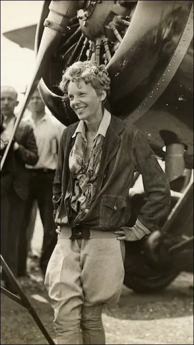 Amélia Earhart effectuait-elle des vols en solitaire ?