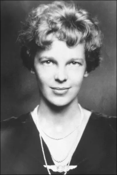 Amelia Earhart a visé de tenter d'effectuer un tour du monde :