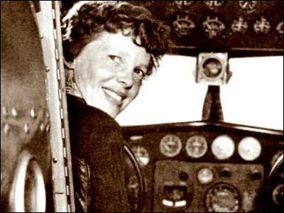 Amélia Earhart achète un Kinner Canary (son premier avion). En quelle année ?