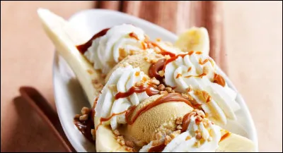 Ton voisin, et ami, opte pour le restaurant. Après avoir mangé une coupe de glace, tu aperçois ton patron tenant une enveloppe. De quoi pourrait-il s'agir dans cette dernière ?