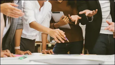 Tu prends vite tes marques. On te propose un projet important en collaboration. Que fais-tu ?