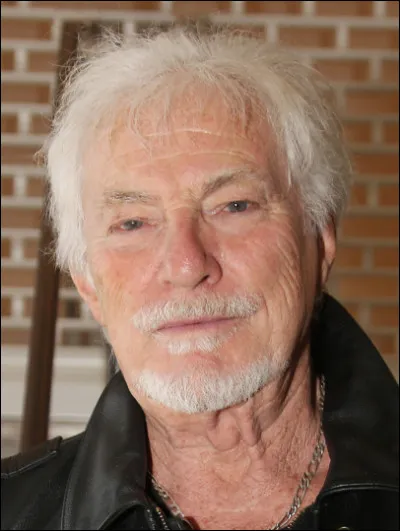 Qui est ce Hugues, auteur-compositeur-interprète et sculpteur ?