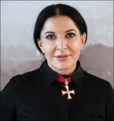 Qui est cette Marina, artiste serbe performeuse du courant artistique de l'art corporel ?