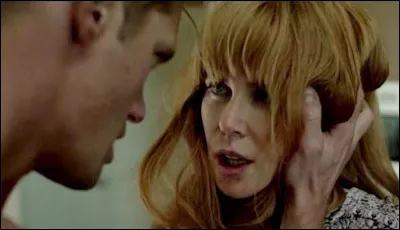 Avec quoi Celeste frappe-t-elle les parties génitales de son mari, le mettant dans une colère noire ?