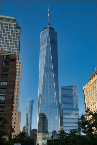 Sauras-tu reconnaître ce gratte-ciel très récent construit en 2014 qui est fait entièrement de vitres pour la façade ? 
Il est aussi le plus haut bâtiment de New York.